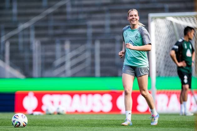 45 DFB Cup Final Womens FC Bayern Munich SV Werder Bremen Final training SV Werder Bremen 30 04 2025 Juliane Wirtz SV Werder Bremen, 28 laughing with ball 45 DFB Cup Final Womens FC Bayern Munich SV Werder Bremen Final training SV Werder Bremen Cologne, RheinEnergiestadion, 30 04 2025 Copyright: xBEAUTIFULxSPORTS Wunderlx