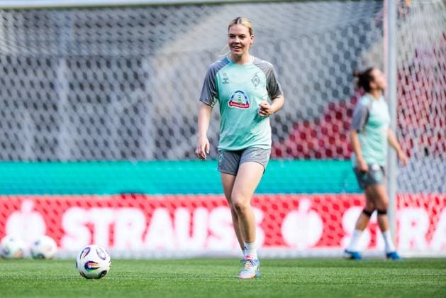 45 DFB Cup Womens Final FC Bayern Munich SV Werder Bremen Final training SV Werder Bremen 30 04 2025 Juliane Wirtz SV Werder Bremen, 28 with ball 45 DFB Cup Womens Final FC Bayern Munich SV Werder Bremen Final training SV Werder Bremen Cologne, RheinEnergiestadion, 30 04 2025 Copyright: xBEAUTIFULxSPORTS Wunderlx