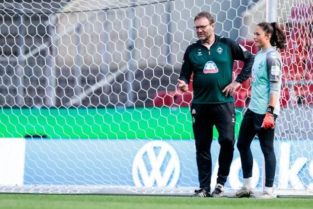45 DFB Womens Cup Final FC Bayern Munich SV Werder Bremen Final training SV Werder Bremen 30 04 2025 Thomas Horsch Coach SV Werder Bremen with Livia Peng SV Werder Bremen, 1 45 DFB Womens Cup Final FC Bayern Munich SV Werder Bremen Final training SV Werder Bremen Cologne, RheinEnergiestadion, 30 04 2025 Copyright: xBEAUTIFULxSPORTS Wunderlx