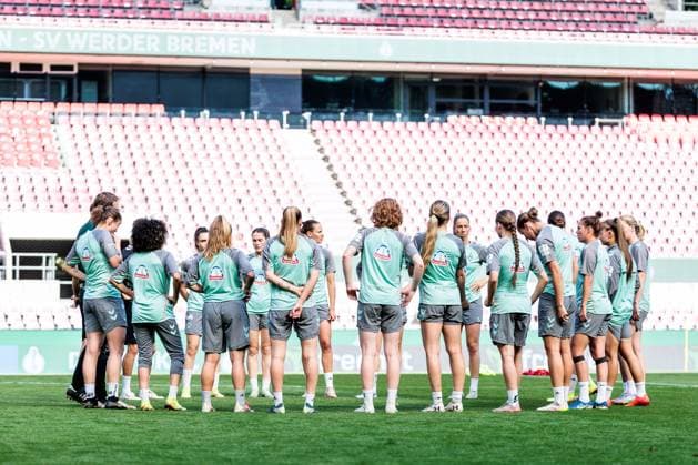 45 DFB Cup Womens Final FC Bayern Munich SV Werder Bremen Final training SV Werder Bremen 30 04 2025 Team circle, discussion SV Werder Bremen 45 DFB Cup Womens Final FC Bayern Munich SV Werder Bremen Final training SV Werder Bremen Cologne, RheinEnergiestadion, 30 04 2025 Copyright: xBEAUTIFULxSPORTS Wunderlx