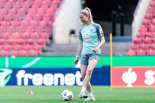 45 DFB Cup Womens Final FC Bayern Munich SV Werder Bremen Final training SV Werder Bremen 30 04 2025 Sharon Beck SV Werder Bremen, 27 with ball 45 DFB Cup Womens Final FC Bayern Munich SV Werder Bremen Final training SV Werder Bremen Cologne, RheinEnergiestadion, 30 04 2025 Copyright: xBEAUTIFULxSPORTS Wunderlx