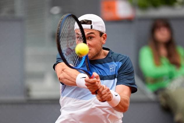 April 30, 2025, Madrid, Madrid, Spain: Jack Draper of Great Britain plays against Tommy Paul of USA during the Mutua Madrid Open 2025, ATP, Tennis Herren Masters 1000 and WTA, Tennis Damen 1000, tennis tournament celebrated at Caja Magica on April 30, 2025 in Madrid, Spain. Madrid Spain - ZUMAa181 20250430_zaa_a181_184 Copyright: xDennisxAgyemanx