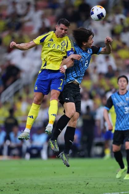 Al-Nassr FC vs Kawasaki Frontale - AFC Champions League Elite Semi Finals JEDDAH, SAUDI ARABIA - April 30: Cristiano Ronaldo of Team Al-Nassr FC competes for the ball with Kota Takai of Team Kawasaki Frontale during the AFC Champions League Elite Semi Finals match between Al-Nassr FC and Kawasaki Frontale at King Abdullah Sports City Stadium on April 30, 2025 in Jeddah, Saudi Arabia. Jeddah Saudi Arabia Copyright: xAbdullahxAhmedx