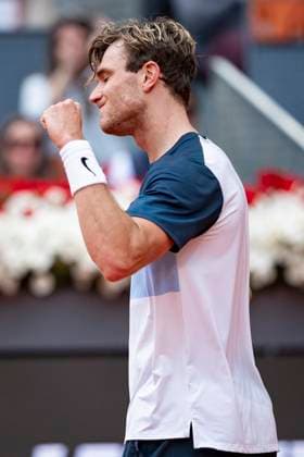 Mutua Madrid Open 2025 Jack Draper of Great Britain celebrates victory in his Men s Singles Round of 16 match against Tommy Paul of USA during the Mutua Madrid Open 2025 tournament celebrated at La Caja Magica on April 30, 2025 in Madrid, Spain. Madrid La Caja Magica Madrid Spain Copyright: xAlbertoxGardinx AGardin_20250430_Mutua_Madrid_Open_0738