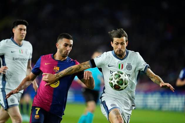 FC Barcelona, Barca v FC Internazionale Milano - UEFA Champions League 2024 25 Semi Final First Leg Ferran Torres left winger of Barcelona and Spain and Francesco Acerbi centre-back of Internazionale and Italy compete for the ball during the UEFA Champions League 2024 25 Semi Final First Leg match between FC Barcelona and FC Internazionale Milano at Estadi Olimpic Lluis Companys on April 30, 2025 in Barcelona, Spain. Barcelona Madrid Spain  Copyright: xJosexBretonx originalFilename:bretonhernandez-fcbarcel250430_npJ2S.jpg