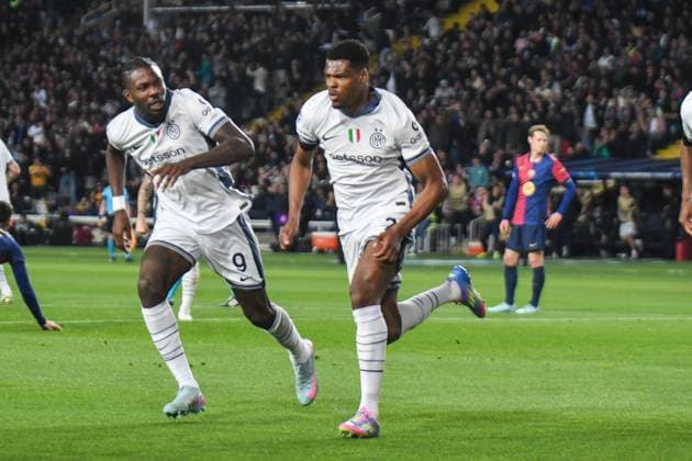 Dumfries of Inter celebrates scoring team s during Round 1 of Semifinal, UEFA Champions League 24 25 at Stadio olimpico Lluis Companys. Barcellona  Copyright: xAndreaxAmato IPAxSportx xipa-agency.netx xx IPA_57102379 IPA_Agency_IPA57102379