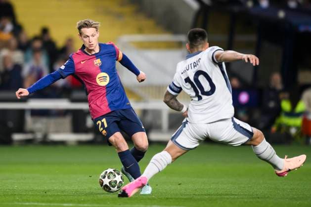 FC Barcelona, Barca v FC Internazionale - UEFA Champions League Frenkie de Jong of FC Barcelona is challenged by Lautaro Martinez of FC Internazionale during the UEFA Champions League 2024 25 semi-final first leg football match between FC Barcelona and FC Internazionale. Barcelona Spain Copyright: xNicolòxCampox
