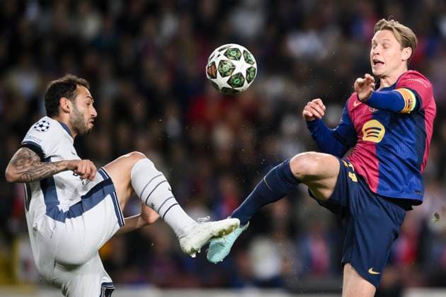 FC Barcelona, Barca v FC Internazionale - UEFA Champions League Hakan Calhanoglu of FC Internazionale competes for the ball with Frenkie de Jong of FC Barcelona during the UEFA Champions League 2024 25 semi-final first leg football match between FC Barcelona and FC Internazionale. Barcelona Spain Copyright: xNicolòxCampox