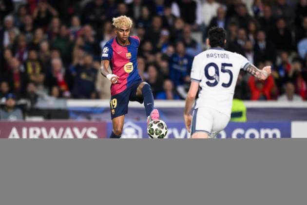 FC Barcelona, Barca v FC Internazionale - UEFA Champions League Lamine Yamal of FC Barcelona is challenged by Alessandro Bastoni of FC Internazionale during the UEFA Champions League 2024 25 semi-final first leg football match between FC Barcelona and FC Internazionale. Barcelona Spain Copyright: xNicolòxCampox