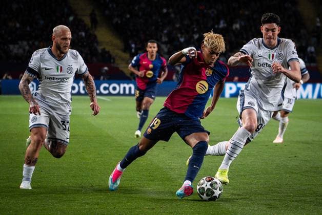 April 30, 2025, Barcelona, Spain, Spain: Frederico DIMARCO of Inter Milan, Lamine YAMAL of Barcelona and Alessandro BASTONI of Inter Milan during the UEFA Champions League match between FC Barcelona, Barca and FC Internazionale at Estadi Olimpic Lluis Companys on April 30, 2025 in Barcelona, Spain. Barcelona Spain - ZUMAm308 20250430_zsp_m308_003 Copyright: xMatthieuxMirvillex