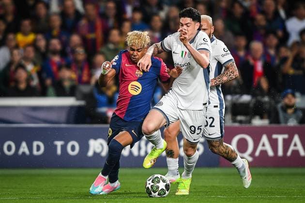 April 30, 2025, Barcelona, Spain, Spain: Lamine YAMAL of Barcelona and Alessandro BASTONI of Inter Milan during the UEFA Champions League match between FC Barcelona, Barca and FC Internazionale at Estadi Olimpic Lluis Companys on April 30, 2025 in Barcelona, Spain. Barcelona Spain - ZUMAm308 20250430_zsp_m308_004 Copyright: xMatthieuxMirvillex