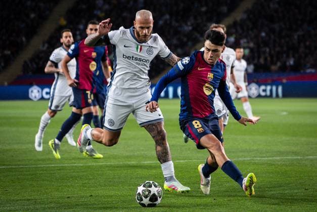 April 30, 2025, Barcelona, Spain, Spain: Frederico DIMARCO of Inter Milan and Pedro GONZALEZ LOPEZ (Pedri) of Barcelona during the UEFA Champions League match between FC Barcelona, Barca and FC Internazionale at Estadi Olimpic Lluis Companys on April 30, 2025 in Barcelona, Spain. Barcelona Spain - ZUMAm308 20250430_zsp_m308_002 Copyright: xMatthieuxMirvillex