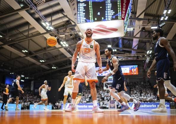 Sport Themen der Woche KW18 Sport Bilder des Tages BASKETBALL BUNDESLIGA PROA PLAYOFF - 1 4 FINALE, SPIELTAG 1 SCIENCE CITY JENA - VFL SPARKASSENSTARS BOCHUM ** NUR FÜR REDAKTIONELLE ZWECKE ** EDITORIAL USE ONLY **<p>30 04 2025-Jena: Basketball 2. Basketball-Bundesliga ProA Saison 2024 2025 PlayOff Runde: PO-1 4 Finale, Spieltag: 1 Sparkassen-Arena Science City Jena - VfL SparkassenStars Bochum im Foto: Rasheed Moore 23 (Science City Jena) jubelt nach einem Dunk ( Deutschland Thueringen Jena Copyright: SaschaxFromm *** BASKETBALL BUNDESLIGA PROA PLAYOFF 1 4 FINAL, GAME DAY 1 SCIENCE CITY JENA VFL SPARKASSENSTARS BOCHUM FOR EDITORIAL PURPOSES ONLY EDITORIAL USE ONLY p 30 04 2025 Jena Basketball 2 Basketball Bundesliga ProA Season 2024 2025 PlayOff Round PO 1 4 Final, Matchday 1 Sparkassen Arena Science City Jena VfL SparkassenStars Bochum in the photo Rasheed Moore 23 Science City Jena cheers after a dunk Germany Thuringia Jena Copyright SaschaxFromm Copyright: SaschaxFromm doc80fr2l32ye9ik8nin8 ,EDITORIAL USE ONLY