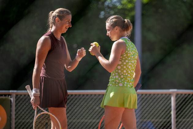 30 04 2025, GER, Women, ITF World Tennis Tour Wiesbaden Tennis Open Round of the last 16 Doubles Magali Kempen BEL,left and Anna Siskova CZE discuss and high-five each other after a point Wiesbaden Nordenstadt T2 Sports Health Club Hessen Germany