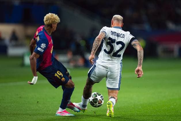 Spain-Football-Champions League - Semifinal First Leg - FC Barcelona, Barca v Inter Milan in Barcelona, Spain. Barcelona, Spain, 30, April, 2025. Spain-Football-Champions League - Semifinal First Leg - FC Barcelona v Inter Milan. (19) Lamine Yamal vies with (32) Federico Dimarco. Barcelona Olympic Stadium Lluis Companys Barcelona Spain