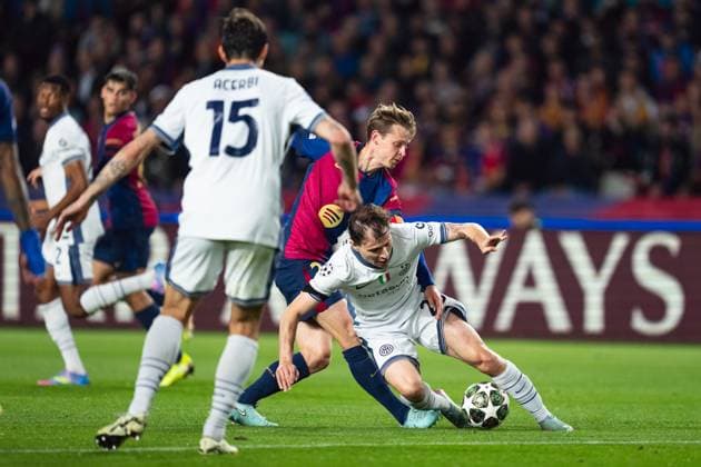 Spain-Football-Champions League - Semifinal First Leg - FC Barcelona, Barca v Inter Milan in Barcelona, Spain. Barcelona, Spain, 30, April, 2025. Spain-Football-Champions League - Semifinal First Leg - FC Barcelona v Inter Milan. (21) Frenkie de Jong competes with (23) Nicolo Barella. Barcelona Olympic Stadium Lluis Companys Barcelona Spain