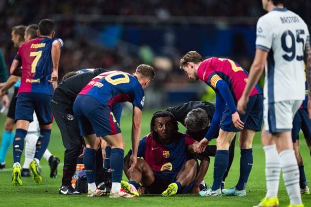 Spain-Football-Champions League - Semifinal First Leg - FC Barcelona, Barca v Inter Milan in Barcelona, Spain. Barcelona, Spain, 30, April, 2025. Spain-Football-Champions League - Semifinal First Leg - FC Barcelona v Inter Milan. (23) Jules Kounde injury. Barcelona Olympic Stadium Lluis Companys Barcelona Spain