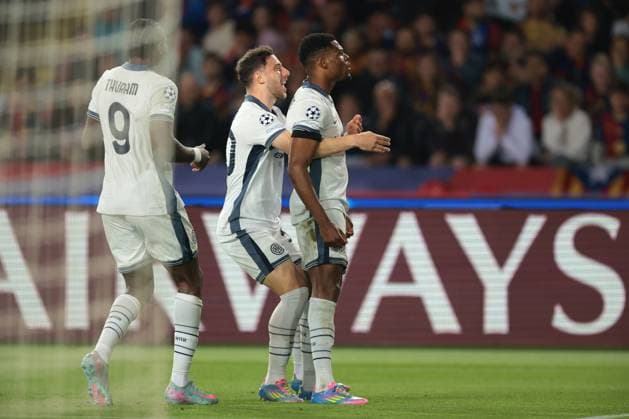 Barcelona, Spain, 30th April 2025. Denzel Dumfries of FC Internazionale celebrates with team mates after scoring to give the side a 3-2 lead during the FC Barcelona, Barca vs Internazionale UEFA Champions League match at Estadi Olimpic Luis Companys, Barcelona. Picture credit should read: Jonathan Moscrop Sportimage EDITORIAL USE ONLY. No use with unauthorised audio, video, data, fixture lists, club league logos or live services. Online in-match use limited to 120 images, no video emulation. No use in betting, games or single club league player publications. SPI_003_JM_BARCA_INTER_ SPI-3882-0003