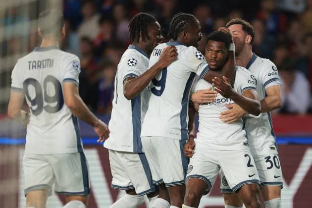 Barcelona, Spain, 30th April 2025. Denzel Dumfries of FC Internazionale celebrates with team mates after scoring to give the side a 3-2 lead during the FC Barcelona, Barca vs Internazionale UEFA Champions League match at Estadi Olimpic Luis Companys, Barcelona. Picture credit should read: Jonathan Moscrop Sportimage EDITORIAL USE ONLY. No use with unauthorised audio, video, data, fixture lists, club league logos or live services. Online in-match use limited to 120 images, no video emulation. No use in betting, games or single club league player publications. SPI_008_JM_BARCA_INTER_ SPI-3882-0008