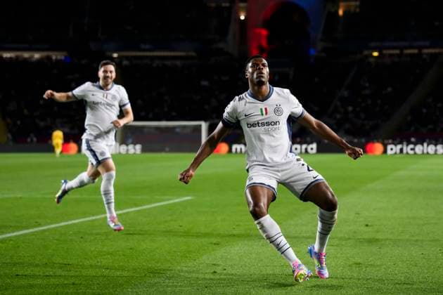 FC Barcelona, Barca v FC Internazionale - UEFA Champions League Denzel Dumfries of FC Internazionale celebrates after scoring a goal from a header during the UEFA Champions League 2024 25 semi-final first leg football match between FC Barcelona and FC Internazionale. Barcelona Spain Copyright: xNicolòxCampox