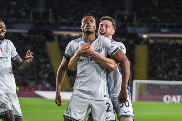 Dumfries celebrates second gol during Round 1 of Semifinal, UEFA Champions League 24 25 at Stadio olimpico Lluis Companys. Barcellona  Copyright: xAndreaxAmato IPAxSportx xipa-agency.netx xx IPA_57104666 IPA_Agency_IPA57104666
