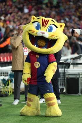 April 30, 2025, Barcelona, Barcelona, SPAIN: Cat, the pet of FC Barcelona, Barca gestures during the UEFA Champions League 2024 25 Semi Final First leg, match between FC Barcelona and FC Internazionale Milano at Estadi Olimpic Lluis Companys on April 30, 2025 in Barcelona, Spain. Barcelona SPAIN - ZUMAa181 20250430_zaa_a181_299 Copyright: xIrinaxR.xHipolitox