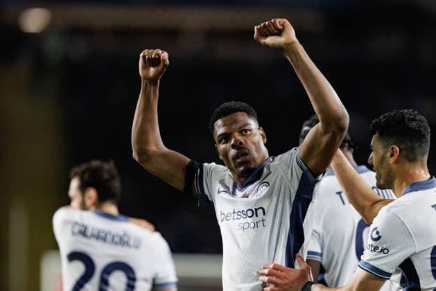 Denzel Dumfries seen celebrating after scoring goal during UEFA Champions League game between teams of FC Barcelona, Barca and Internazionale Milano (Maciej Rogowski) Barcelona Estadi Olimpic Lluis Companys Spain Copyright: xMaciejxRogowskix fcbvsinter2425-24