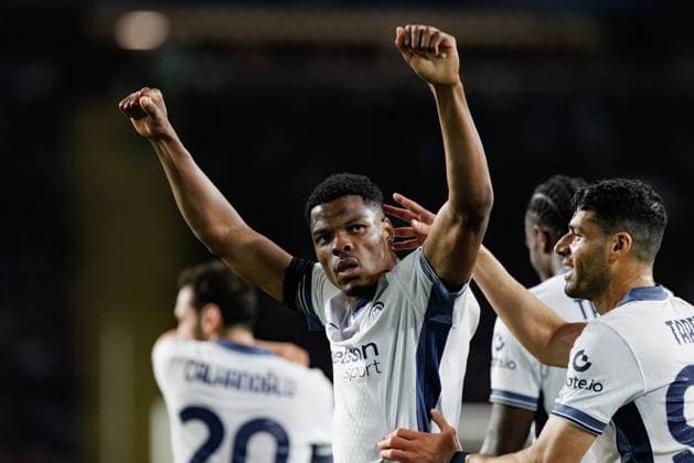 Sport Bilder des Tages Denzel Dumfries seen celebrating after scoring goal during UEFA Champions League game between teams of FC Barcelona, Barca and Internazionale Milano (Maciej Rogowski) Barcelona Estadi Olimpic Lluis Companys Spain Copyright: xMaciejxRogowskix fcbvsinter2425-25