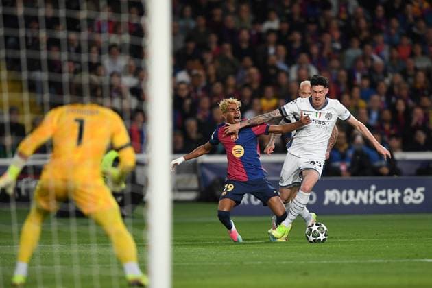 FC Barcelona, Barca v INTER MILAN OLIMPIC STADIUM LLUIS COMPANYS. MONTJUIC,BARCELONA. APRIL 30,2025 FC BARCELONA vs FC INTER MILAN April 30,2025 Lamine Yamal (19) of FC Barcelona vies with (95) Alessandro Bastoniv during the UEFA Champions League semi-final match between FC Barcelona and Inter Milan at Olimpic Stadium Lluis Companys of MontjuÃ¯c in Barcelona, Spain. Barcelona ESP Copyright: xS.xRosx