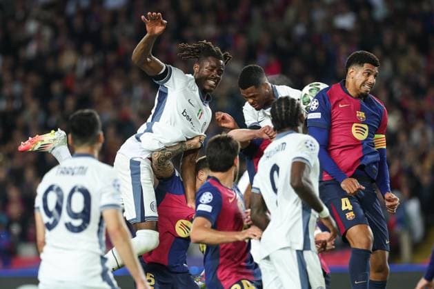 April 30, 2025, Barcelona, Barcelona, SPAIN: Denzel Dumfries of FC Internazionale shoot for goal during the UEFA Champions League 2024 25 Semi Final First leg, match between FC Barcelona, Barca and FC Internazionale Milano at Estadi Olimpic Lluis Companys on April 30, 2025 in Barcelona, Spain. Barcelona SPAIN - ZUMAa181 20250430_zaa_a181_321 Copyright: xIrinaxR.xHipolitox