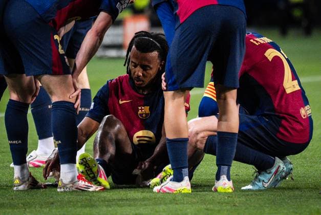 April 30, 2025, Barcelona, Spain, Spain: Jules KOUNDE of Barcelona looks injudred during the UEFA Champions League match between FC Barcelona, Barca and FC Internazionale at Estadi Olimpic Lluis Companys on April 30, 2025 in Barcelona, Spain. Barcelona Spain - ZUMAm308 20250430_zsp_m308_012 Copyright: xMatthieuxMirvillex