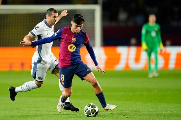 FC Barcelona, Barca v FC Internazionale Milano - UEFA Champions League 2024 25 Semi Final First Leg Pedri central midfield of Barcelona and Spain and Henrikh Mkhitaryan central midfield of Internazionale and Armenia compete for the ball during the UEFA Champions League 2024 25 Semi Final First Leg match between FC Barcelona and FC Internazionale Milano at Estadi Olimpic Lluis Companys on April 30, 2025 in Barcelona, Spain. Barcelona Madrid Spain  Copyright: xJosexBretonx originalFilename:bretonhernandez-fcbarcel250430_npsGT.jpg