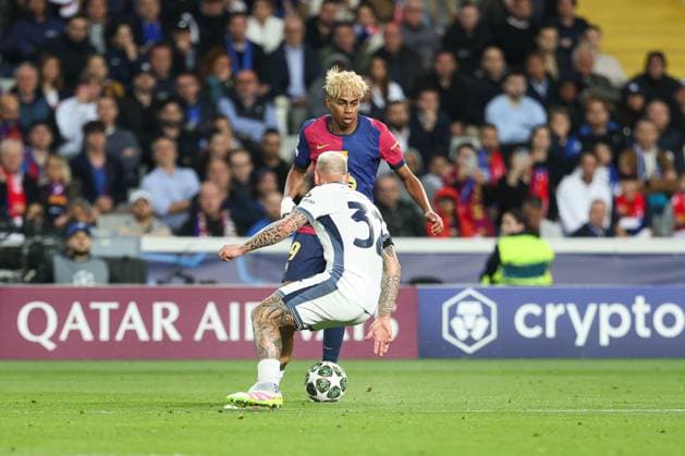 April 30, 2025, Barcelona, Barcelona, SPAIN: Lamine Yamal of FC Barcelona, Barca and Federico Dimarco of FC Internazionale in action during the UEFA Champions League 2024 25 Semi Final First leg, match between FC Barcelona and FC Internazionale Milano at Estadi Olimpic Lluis Companys on April 30, 2025 in Barcelona, Spain. Barcelona SPAIN - ZUMAa181 20250430_zaa_a181_360 Copyright: xIrinaxR.xHipolitox