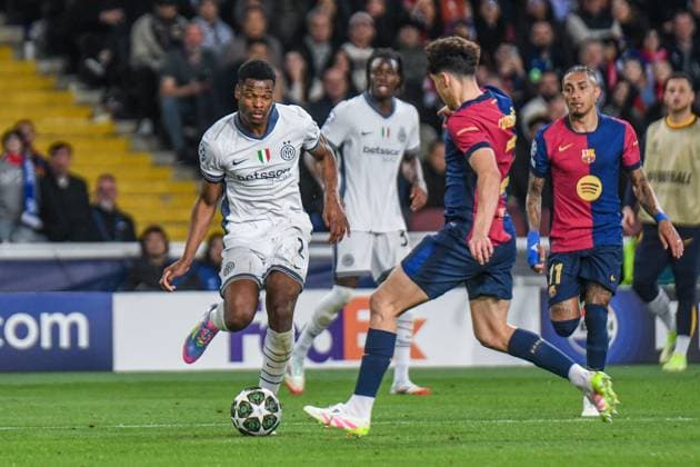 CALCIO - UEFA Champions League - FC Barcelona, Barca vs Inter - FC Internazionale 2 Denzel Dumfries of Inter in action during Round 1 of Semifinal, UEFA Champions League 24 25 at Stadio olimpico Lluis Companys. Barcellona Barcelona Spain  Copyright: xIPAxSport ABACAx