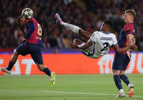 April 30, 2025, Barcelona, Barcelona, Spain: DENZEL DUMFRIES of FC Internazionale shoots for goal during the UEFA Champions League 2024 25 Semi Final First leg, match between FC Barcelona, Barca and FC Internazionale Milano at Estadi Olimpic Lluis Companys. Barcelona 3:3 draw with Inter Milan. Barcelona Spain - ZUMAa181 20250430_zaa_a181_271 Copyright: xJavierxBorregox