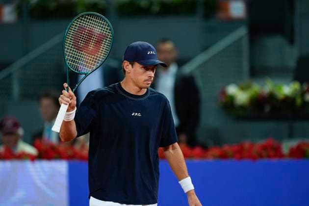 April 30, 2025, Madrid, Madrid, Spain: Alex de Minaur of Australia in action against Lorenzo Musetti of Italy during the Mutua Madrid Open 2025, ATP, Tennis Herren Masters 1000 and WTA, Tennis Damen 1000 tennis tournament, celebrated at Caja Magica on April 30, 2025 in Madrid, Spain. Madrid Spain - ZUMAa181 20250430_zaa_a181_426 Copyright: xOscarxJ.xBarrosox