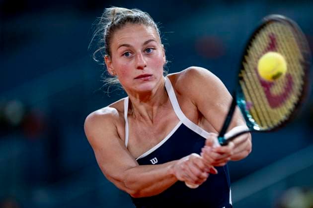 Mutua Madrid Open 2025 Marta Kostyuk of Ukraine plays a backhand in the quarter-final match against Aryna Sabalenka of Belarus at the Mutua Madrid Open 2025 tournament celebrated at La Caja Magica on April 30, 2025 in Madrid, Spain. Madrid La Caja Magica Madrid Spain Copyright: xAlbertoxGardinx AGardin_20250430_Mutua_Madrid_Open_1154