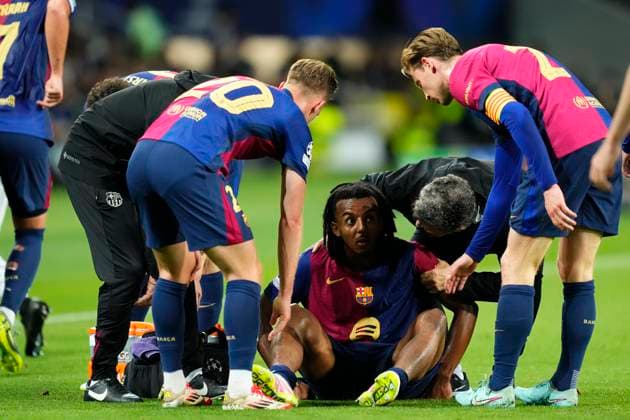 FC Barcelona, Barca v FC Internazionale Milano - UEFA Champions League 2024 25 Semi Final First Leg Jules Kounde centre-back of Barcelona and France lies injured on the pitch during the UEFA Champions League 2024 25 Semi Final First Leg match between FC Barcelona and FC Internazionale Milano at Estadi Olimpic Lluis Companys on April 30, 2025 in Barcelona, Spain. Barcelona Madrid Spain  Copyright: xJosexBretonx originalFilename:bretonhernandez-fcbarcel250430_npoOR.jpg