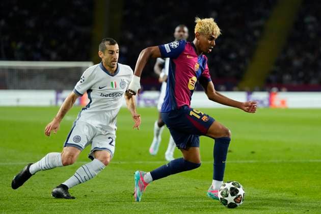 FC Barcelona, Barca v FC Internazionale Milano - UEFA Champions League 2024 25 Semi Final First Leg Lamine Yamal right winger of Barcelona and Spain and Henrikh Mkhitaryan central midfield of Internazionale and Armenia compete for the ball during the UEFA Champions League 2024 25 Semi Final First Leg match between FC Barcelona and FC Internazionale Milano at Estadi Olimpic Lluis Companys on April 30, 2025 in Barcelona, Spain. Barcelona Madrid Spain  Copyright: xJosexBretonx originalFilename:bretonhernandez-fcbarcel250430_npYwO.jpg