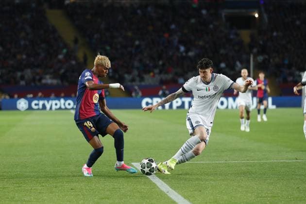 (L-R) Lamine Yamal (Barcelona), Alessandro Bastoni (Inter), APRIL 30, 2025 - Football Soccer : UEFA Champions League Semi-finals 1st leg match between FC Barcelona, Barca 3-3 FC Internazionale Milano at the Estadi Olimpic Lluis Companys in Barcelona, Spain. Noxthirdxpartyxsales  (289172055)