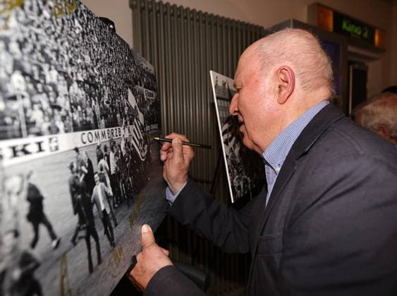 30 04 2025 Football season 2024 2025 Film premiere Cinema film premiere Cinema film premiere Aura of a legend for the 125th anniversary 125 years FCN of 1 FC Nuremberg at Cinecitta Nuremberg The club celebrates 125 birthday Sportfoto Zink DaMa xdaxmax Stefan Steff Reisch Champion player 1961 1 FC Nuremberg FCN signs autographs Autographs