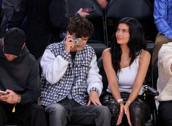Bilder des Jahres 2025, Sport 04 April April 30, 2025, Los Angeles, California, USA: Timothee Chalamet and Kylie Jenner attend Round One Game Five of the 2025 NBA, Basketball Herren, USA Playoffs between the Los Angeles Lakers and the Minnesota Timberwolves on Wednesday April 30, 2025 at Crypto.com Arena in Los Angeles, California. JAVIER ROJAS PI Los Angeles USA - ZUMAp124 20250430_zaa_p124_050 Copyright: xJavierxRojasx