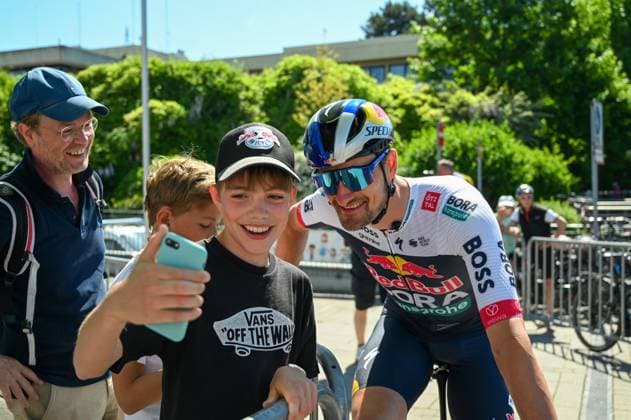 01 05 2025, xhfmx, Radsport Radklassiker 2025, Frankfurt Eschborn Nico Denz Red Bull Bora Hansgrohe takes a selfie with a fan DFL DFB REGULATIONS PROHIBIT ANY USE OF PHOTOGRAPHS as IMAGE SEQUENCES and or QUASI VIDEO Frankfurt am Main