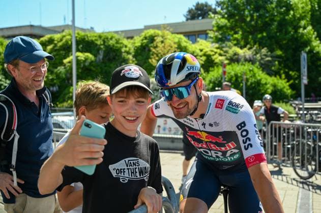 01 05 2025, xhfmx, Radsport Radklassiker 2025, Frankfurt Eschborn Nico Denz Red Bull Bora Hansgrohe takes a selfie with a fan DFL DFB REGULATIONS PROHIBIT ANY USE OF PHOTOGRAPHS as IMAGE SEQUENCES and or QUASI VIDEO Frankfurt am Main