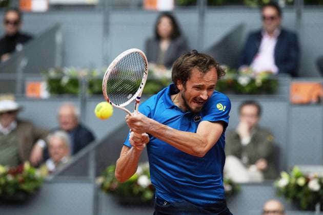 Sport Themen der Woche KW18 Sport Bilder des Tages May 1, 2025, Madrid, Madrid, Spain: DANIIL MEDVEDEV of Russia plays a forehand during his Men s Singles Quarter-Final match against CASPER RUUD of Norway. on Day Ten of the Mutua Madrid Open at La Caja Magica. Madrid Spain - ZUMAd308 20250501_zsp_d308_008 Copyright: xJuanxCarlosxLucasx