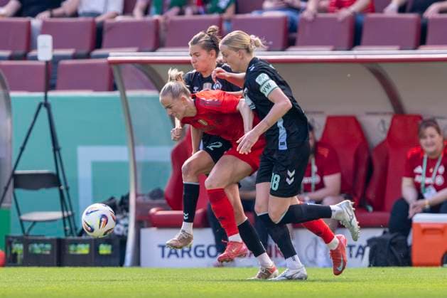 01 05 2025 FC Bayern Munich SV Werder Bremen, DFB Pokal Women, season 2024 2025, final, at the RheinEnergie Stadium in Cologne Bremens Rieke Dieckmann l r , Munichs Lea Schüller and Bremens Lina Hausicke fight for the ball Important note According to the regulations of the DFL German Football League and the DFB German Football Association, it is prohibited to use or have used photographs taken in the stadium and or of the match in the form of sequential images and or video-like photo series Copyright: xDavidxInderliedx