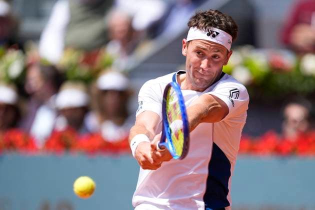 May 1, 2025, Madrid, Madrid, Spain: Casper Ruud of Norway in action against Daniil Medvedev of Russia during the Mutua Madrid Open 2025, ATP, Tennis Herren Masters 1000 and WTA, Tennis Damen 1000 tennis tournament, celebrated at Caja Magica on May 01, 2025 in Madrid, Spain. Madrid Spain - ZUMAa181 20250501_zaa_a181_023 Copyright: xOscarxJ.xBarrosox