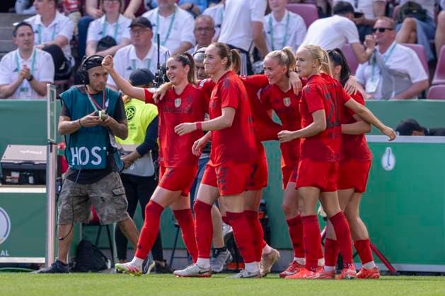 01 05 2025 FC Bayern Munich SV Werder Bremen, DFB Pokal Women, season 2024 2025, final, at RheinEnergie Stadium in Cologne Munichs Lea Schüller cheers after her goal for 1 0 Important note According to the regulations of the DFL German Football League and the DFB German Football Association, it is prohibited to use or have used photographs taken in the stadium and or of the match in the form of sequential images and or video-like photo series Copyright: xDavidxInderliedx