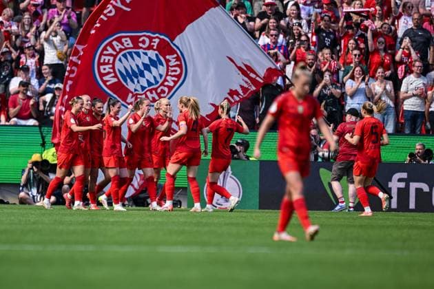 01 05 2025, Football, DFB Womens Cup Final, Season 2024 2025, FC Bayern Munich SV Werder Bremen, Lea Schüller FC Bayern Munich celebrates the 1-0 goal with the team xRHR PHOTO TKx Copyright: RHR-FOTOx RHR-FOTO TK