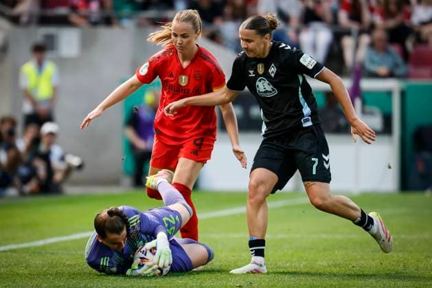 45 DFB Pokal Final Women FC Bayern München SV Werder Bremen, 01 05 2025 Ena Mahmutovic FC Bayern München, 32 saves from Larissa Mühlhaus SV Werder Bremen, 7 , next to it Perla Glodis Viggosdottir FC Bayern München blocks, 4 45 DFB Cup Final Womens FC Bayern Munich SV Werder Bremen on 01 05 2025 at RheinEnergie Stadium in Cologne North Rhine-Westphalia DFL REGULATIONS PROHIBIT ANY USE OF PHOTOGRAPHS AS IMAGE SEQUENCES AND OR QUASI VIDEO Copyright: xBEAUTIFULxSPORTS AxelxKohringx